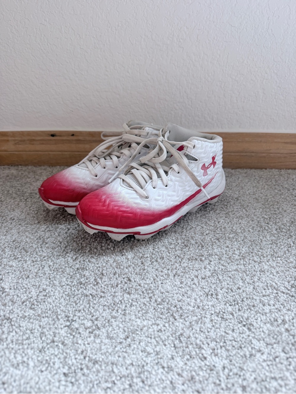 Under Armour Kids White and Red Hammer Football Cleats